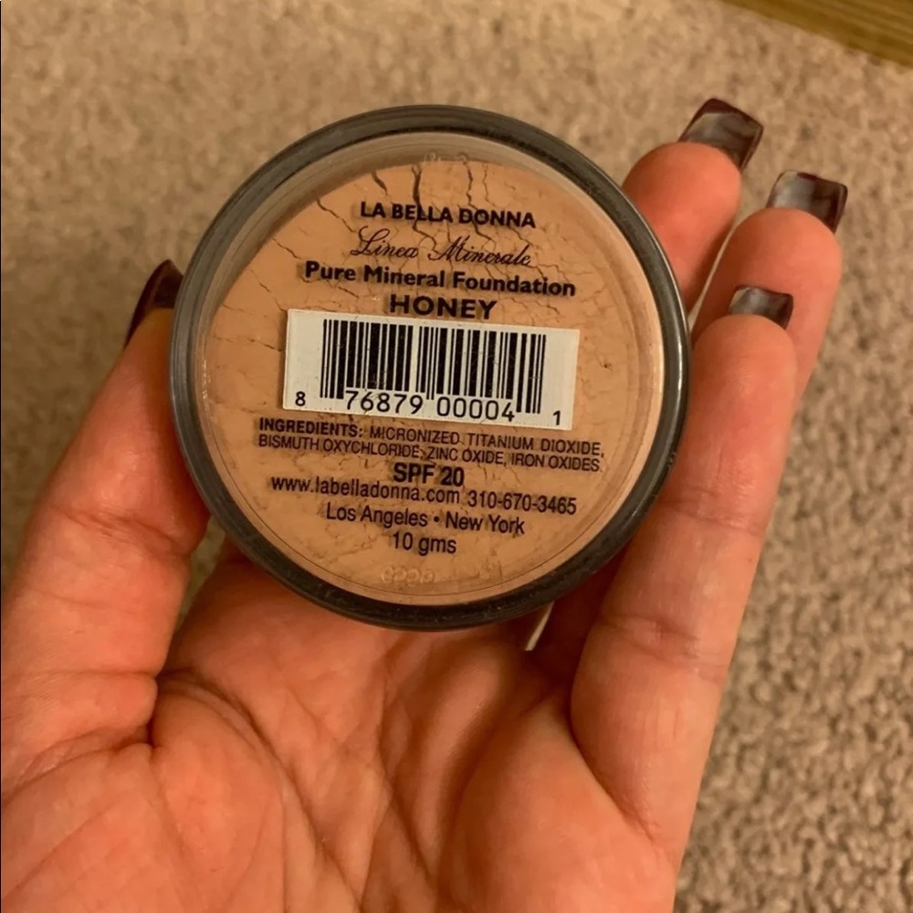 Pure mineral foundation